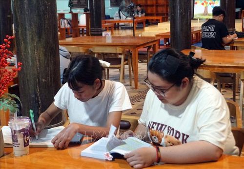 Sinh viên Hà Quý Trân đang học tập, nghiên cứu tại Thư viện trường.