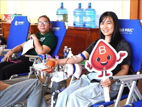 Người dân tham gia hiến máu tình nguyện. Ảnh: TTXVN phát
