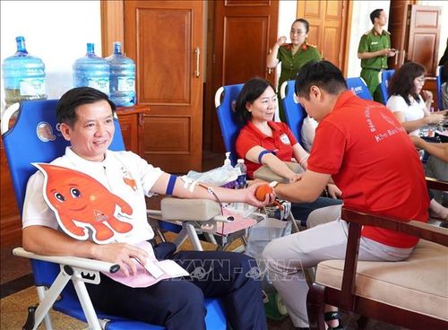Cán bộ, người dân tham gia hiến máu. Ảnh: TTXVN phát