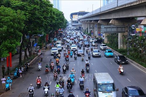 Phương tiện lưu thông tại Ngã Tư Sở. Ảnh: Tuấn Anh/TTXVN
