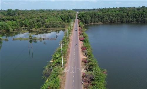 Đường 761 đi qua hồ Trị An, tới đây, hướng tuyến đường từ cầu Mã Đà đến đường Vành đai 4 - TP Hồ Chí Minh sẽ bám Đường 761. Ảnh: Công Phong/TTXVN