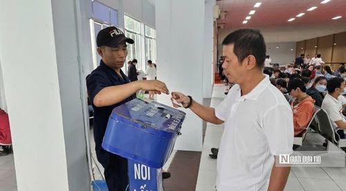 Hành khách có thể mua vé tàu trực tiếp tại ga, hoặc qua các ứng dụng.