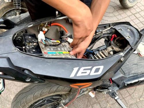 Chỉ từ những linh kiện mua trên mạng, nhiều học sinh đã biến xe đạp điện thành “quái thú tốc độ”.