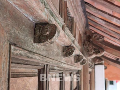 Cấu kiện gỗ trong các nhà cổ được trạm khắc tinh sảo. Ảnh: Quốc Dũng - TTXVN