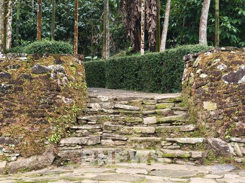 Bờ kè và bậc thang đá dẫn vào các ngôi nhà cổ. Ảnh: Quốc Dũng - TTXVN