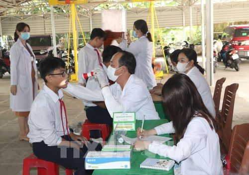 Khám sàng lọc sức khỏe cho học sinh ở phường Tân Thành. Ảnh: Tuấn Phi - TTXVN