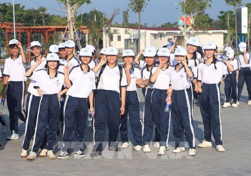 Học sinh tỉnh Cà Mau tham gia đi bộ sau lễ phát động. Ảnh: Tuấn Phi - TTXVN