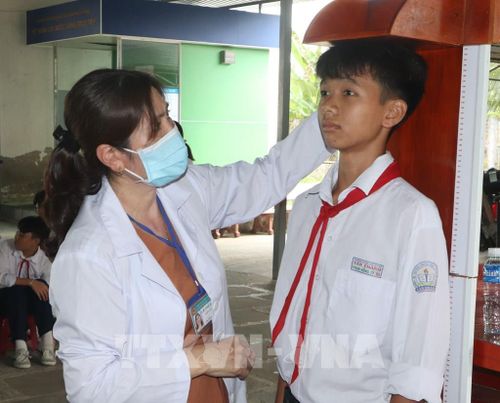 Khám sức khỏe cho các em học sinh trường THCS Tân Thành (phường Tân Thành) sau lễ phát động. Ảnh: Tuấn Phi - TTXVN