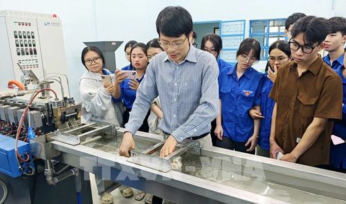 Mô hình trình diễn tái chế nhựa tại Trường Đại học Nha Trang (Khánh Hòa) đóng vai trò cầu nối chuyển giao công nghệ giữa trường đại học và doanh nghiệp, góp phần thúc đẩy kinh tế tuần hoàn. Ảnh: TTXVN phát