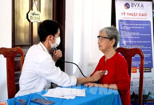 Bác sĩ khám và tư vấn sức khỏe tổng quát cho người dân. Ảnh: Lê Thúy Hằng – TTXVN