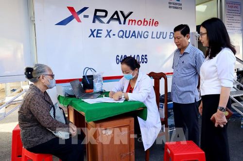 Lãnh đạo Sở Y tế tỉnh Vĩnh Long thăm hỏi người dân. Ảnh: Lê Thúy Hằng – TTXVN