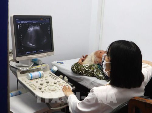 Bác sĩ thực hiện siêu âm cho bệnh nhân. Ảnh: Lê Thúy Hằng – TTXVN