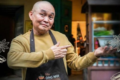 NSND Xuân Hinh xuất hiện với vẻ ngoài phúc hậu, đậm chất nghệ nhân trong tạo hình vai người cha nấu phở. - Ảnh: NSX