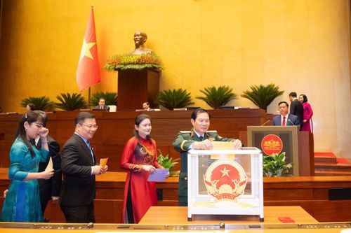 Các đại biểu Quốc hội bỏ phiếu bầu Thủ tướng Chính phủ nhiệm kỳ 2026 - 2031
