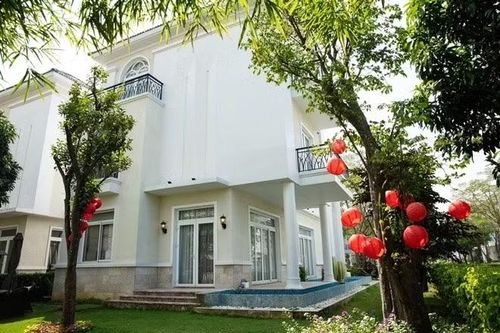 Nhìn từ bên ngoài, căn nhà như 1 dinh thự nguy nga với tông màu trắng sang trọng. Không gian xung quanh nhà có nhiều cây xanh đem đến cảm giác dễ chịu, gia chủ có thể gần gũi với thiên nhiên ngay trong lòng thành phố đông đúc nhộn nhịp. Được biết đây cũng là 2 lý do lớn nhất mà MC Thanh Mai quyết định chi mạnh tay để tậu căn nhà