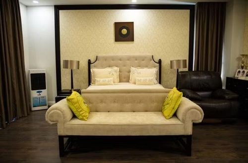Hơn thế nữa, phòng ngủ có nội thất đơn giản với giường cỡ lớn, phong cách thiết kế với cảm hứng từ hoàng gia. Giấy dán tường ở phần đầu giường cũng đưa lại "vibe" quý tộc với tông màu vàng nhẹ cùng họa tiết cầu kỳ lạ mắt
