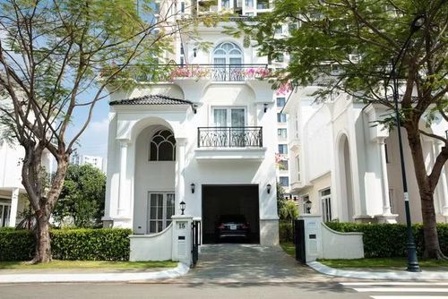Người đẹp sinh năm 1973 khiến công chúng choáng ngợp khi sở hữu cơ ngơi sang chảnh tại TP.HCM. Được biết đây là căn biệt thự nằm tại quận 9 TP Hồ Chí Minh mà MC Thanh Mai đã sở hữu từ năm 2019. Đặc biệt, diện tích căn nhà lên tới 800m2, nhiều người cho rằng giá trị của nó lên tới cả triệu đô la