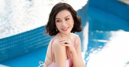  Ở lĩnh vực nào, Thanh Mai cũng đều để lại dấu ấn đậm nét. Trong vai trò MC, cô nổi bật với phong cách dẫn trẻ trung đầy năng lượng cùng chất giọng nhẹ nhàng, ngọt ngào. Là diễn viên, nhắc đến Thanh Mai, khán giả đến giờ vẫn không quên những bộ phim cô thủ vai những năm 90 như: Cô thủ môn tội nghiệp diễn cùng Lê Công Tuấn Anh, Ngã ba lòng hay series phim nhựa Người đi tìm dĩ vãng... 