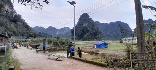 Đồn Biên phòng Thị Hoa thực hiện Chương trình “Thắp sáng vùng biên”, lắp đặt 27 cột đèn năng lượng mặt trời với tổng kinh phí hơn 40,5 triệu đồng. Ảnh: Đồn Biên phòng Thị Hoa