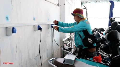 Một tài xế cắm sạc và ghi nhớ vị trí ổ điện trước khi lên nghỉ.
