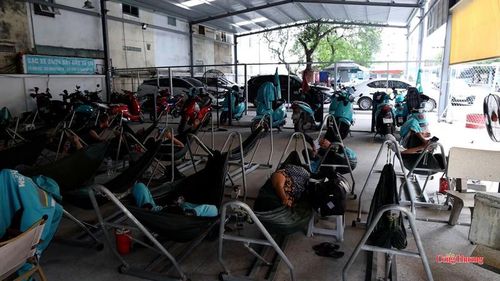 Một nhóm tài xế nghỉ ngơi tại trạm sạc, mỗi người chi khoảng 25.000 đồng cho cả sạc và chỗ ngủ.