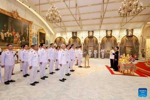 Thủ tướng Anutin Charnvirakul cùng toàn thể nội các tuyên thệ nhậm chức trước Nhà vua Maha Vajiralongkorn và Hoàng hậu tại Cung điện Dusit, ngày 6/4/2026. Ảnh: Tân hoa xã.