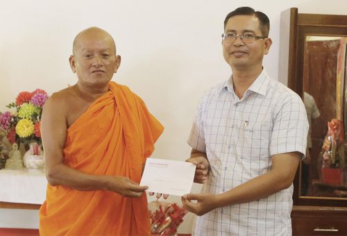 Tặng quà Thượng tọa Hà Văn Phụng, chức sắc tiêu biểu.