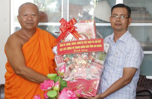 Tặng quà Thượng tọa Danh Phô, Trụ trì chùa Chắc Kha Mới.