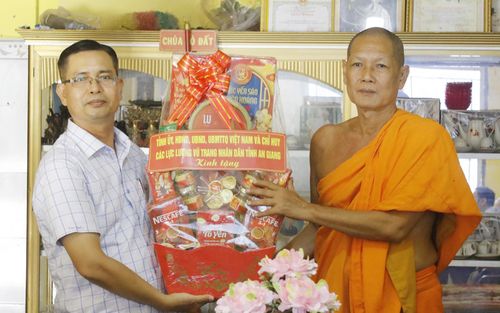 Phó Giám đốc Sở Dân tộc và Tôn giáo tỉnh An Giang Danh Tha tặng quà Thượng tọa Danh Nu.