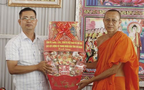 Phó Giám đốc Sở Dân tộc và Tôn giáo tỉnh An Giang Danh Tha tặng quà Thượng tọa Danh Rơ.