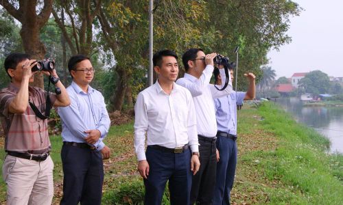 Cán bộ Chi cục Kiểm lâm tỉnh Bắc Ninh thăm hệ sinh thái chim nước tại Trường Đại học Nông - Lâm Bắc Giang.