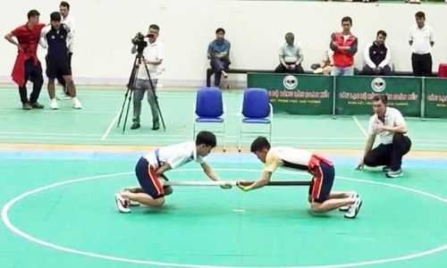  Vận động viên Đỗ Duy Hoàn, đoàn Bắc Ninh (bên phải) thi đấu trận chung kết tại Giải vô địch các câu lạc bộ đẩy gậy toàn quốc năm 2026. 