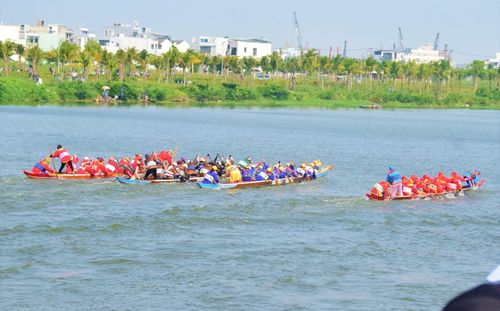 Các thuyền đua nữ thi đấu hấp dẫn. Ảnh: PHI NÔNG