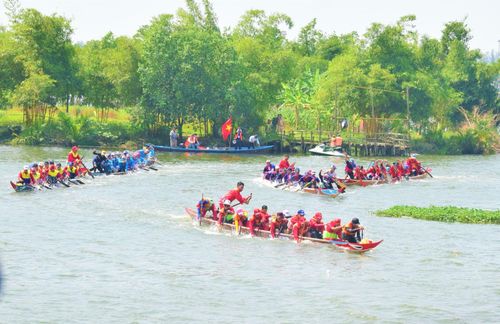 Các thuyền đua nam tranh tài sôi nổi trên sông Cổ Cò. Ảnh: PHI NÔNG