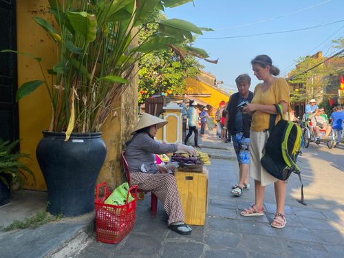 Những gánh hàng rong đã góp phần tạo nên cái hồn phố cổ Hội An. Ảnh: VĨNH LỘC