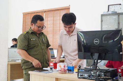 Lực lượng an ninh cơ sở ở xã Thạnh Mỹ hỗ trợ người dân thực hiện các thủ tục hành chính. Ảnh: PHAN VINH