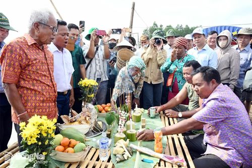Nghi thức cúng thần linh được các già làng, người có uy tín của địa phương thực hiện trước khi bước vào hoạt động bắt cá. Ảnh: Nguyễn Tấn