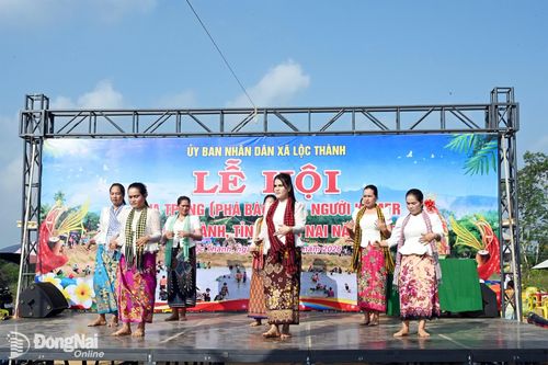 Tiết mục múa Lâm thôn đặc sắc của bà con Khmer Lộc Thành trình diễn tại lễ hội. Ảnh: Nguyễn Tấn