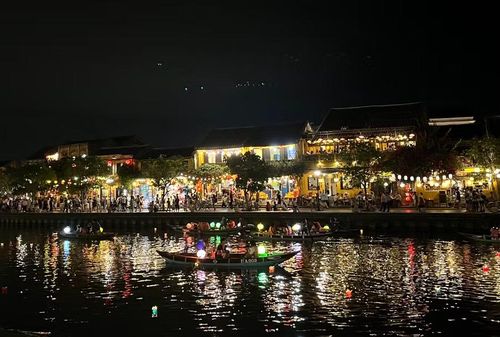 Hội An lung linh khi đêm về. Ảnh: Phương Vi 