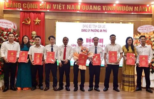 Ban Chấp hành Đảng bộ Công ty Công nghiệp hóa chất mỏ Tây Nguyên gồm 9 đồng chí. Ảnh: ĐVCC