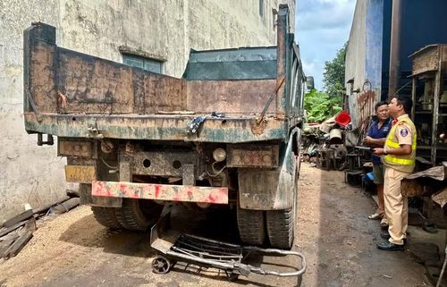  Lực lượng Cảnh sát giao thông tuyên truyền, vận động các chủ gara không cải tạo phương tiện khi chưa có đầy đủ hồ sơ, thủ tục theo quy định. Ảnh: K.A 