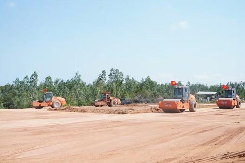 Thi công dự án đường bộ cao tốc Quy Nhơn - Pleiku đoạn qua địa bàn phường An Nhơn. Ảnh: N.H