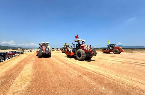 Thi công dự án đường cất hạ cánh số 2 Cảng hàng không Phù Cát. Ảnh: N.H