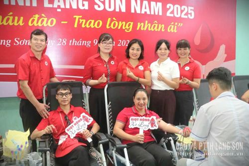 Lãnh đạo Hội Chữ thập đỏ tỉnh động viên tình nguyện viên tham gia hiến máu