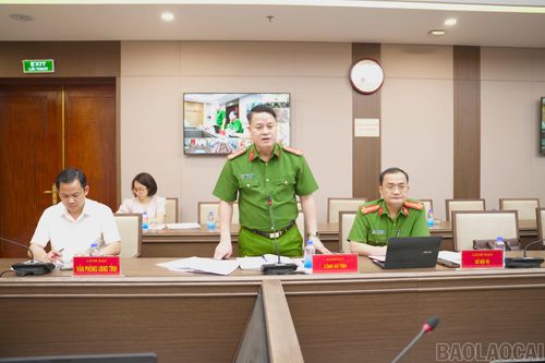 Lãnh đạo Công an tỉnh phát biểu ý kiến tại hội nghị.