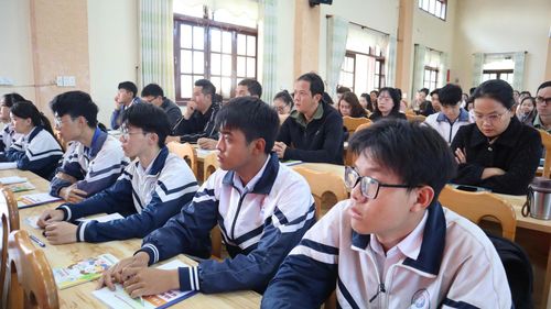Các quần chúng ưu tú tham gia lớp học