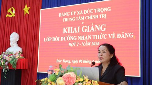 Đồng chí Phạm Thị Thanh Thúy, Phó Bí thư Thường trực xã Đức Trọng phát biểu tại lễ khai mạc