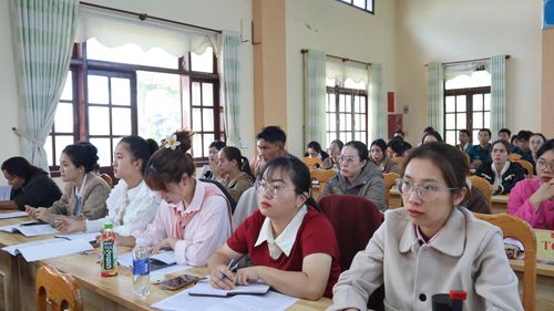 Các quần chúng ưu tú tham gia lớp học