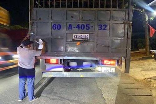 Kiểm tra công tác phúc kiểm xe ra vào địa bàn tỉnh (Ảnh: Chi cục Chăn nuôi và Thú y)