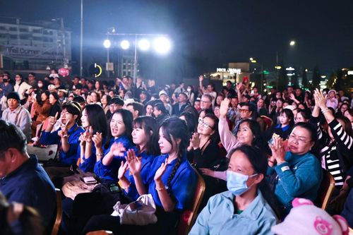 Hoạt động trình diễn, văn hóa sôi nổi, được người dân và du khách hưởng ứng tích cực